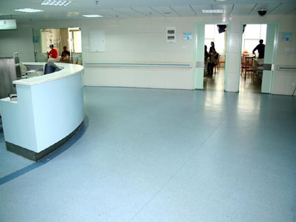 医院走廊PVC地板施工